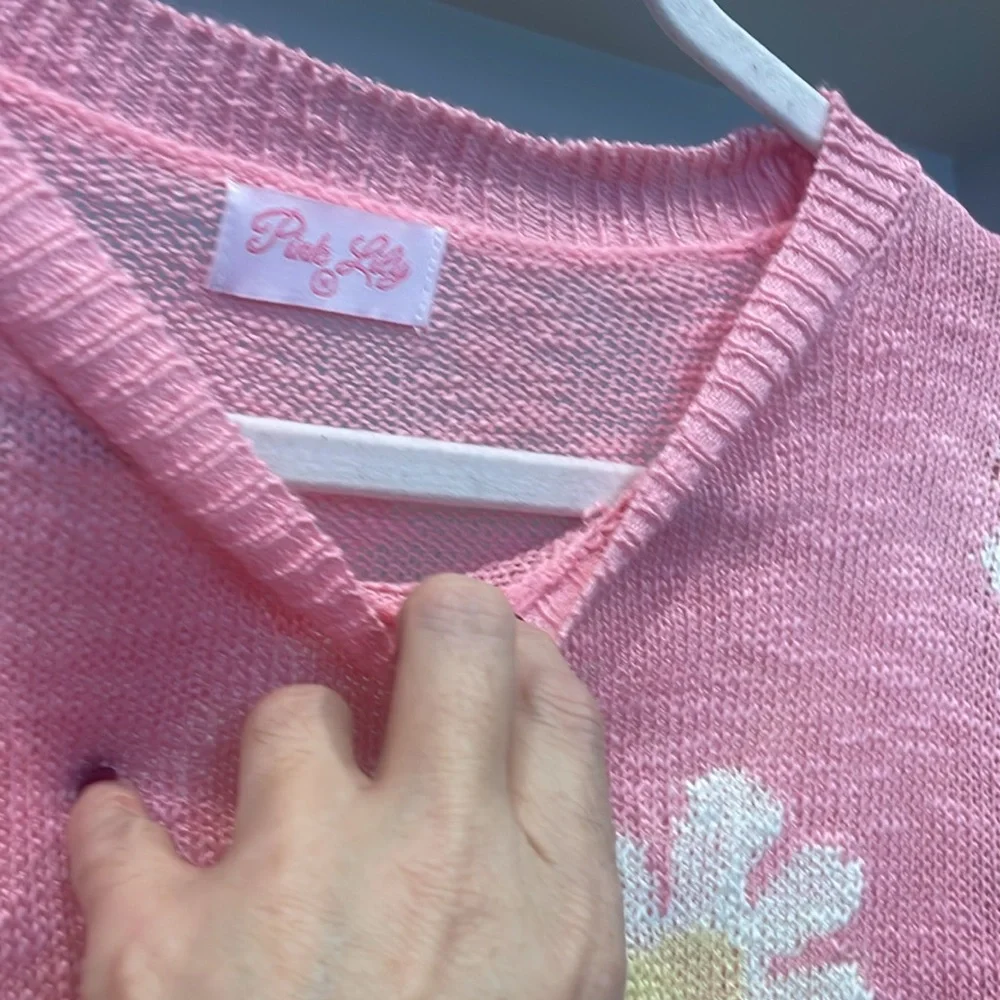 Pink and white daisy spring summer sweater. - Picture 3 of 4